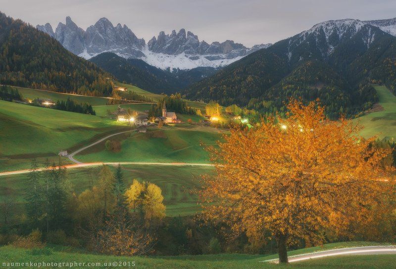 Италия. Лунный вечер в деревне Santa Maddalena фото превью