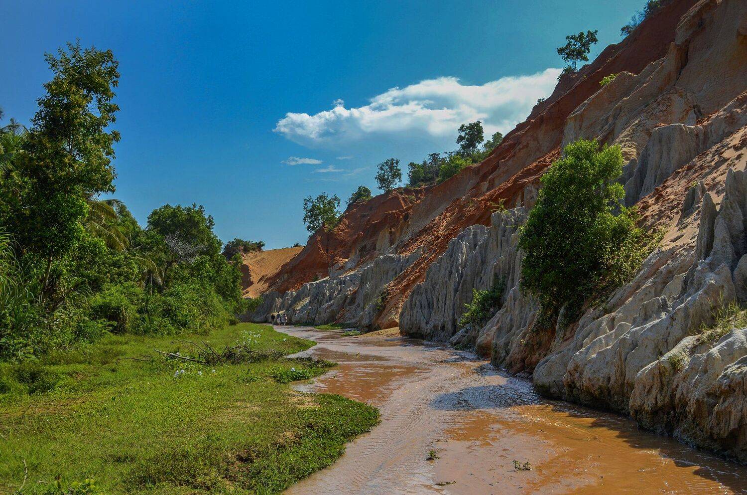 красный, речка, ручеёк, скалы, горы, овраг, Марина Мудрова