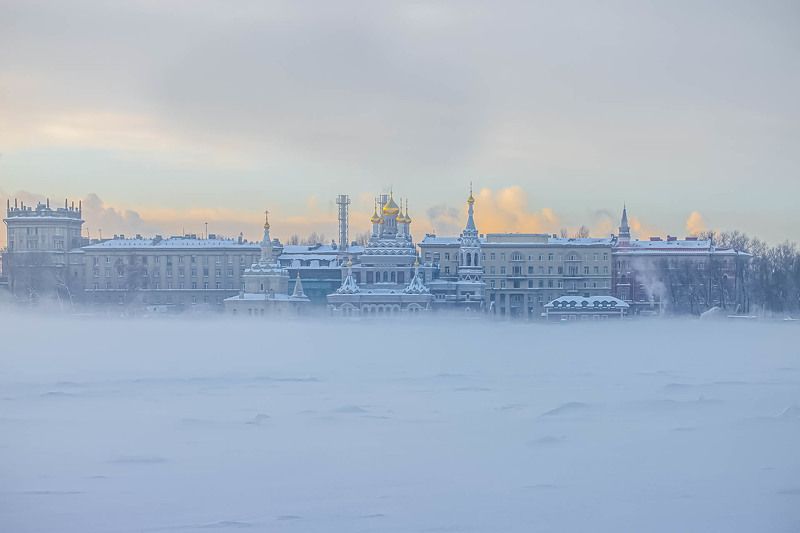 Храм на проспекте Обуховской обороны на берегу Невы фото превью