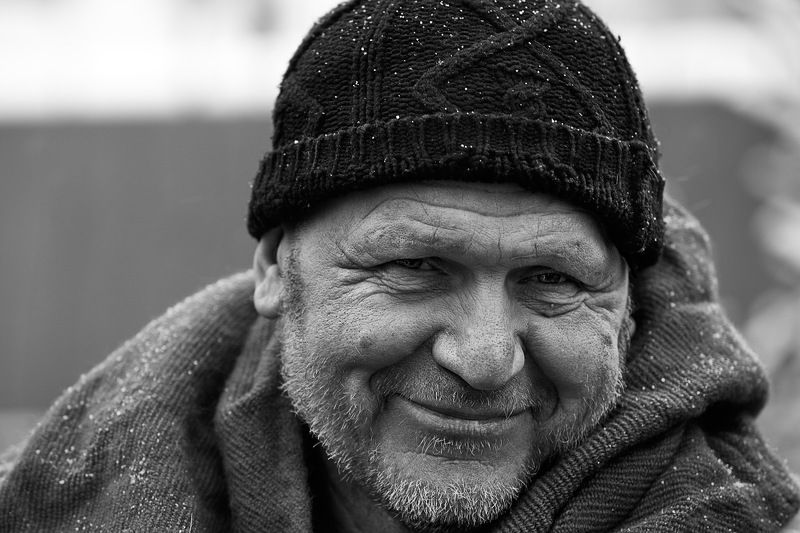 чб фото, уличный мужской портрет, мужской зимний портрет Рождественский город фото превью