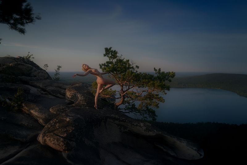nude art girl reach out the sky фото превью