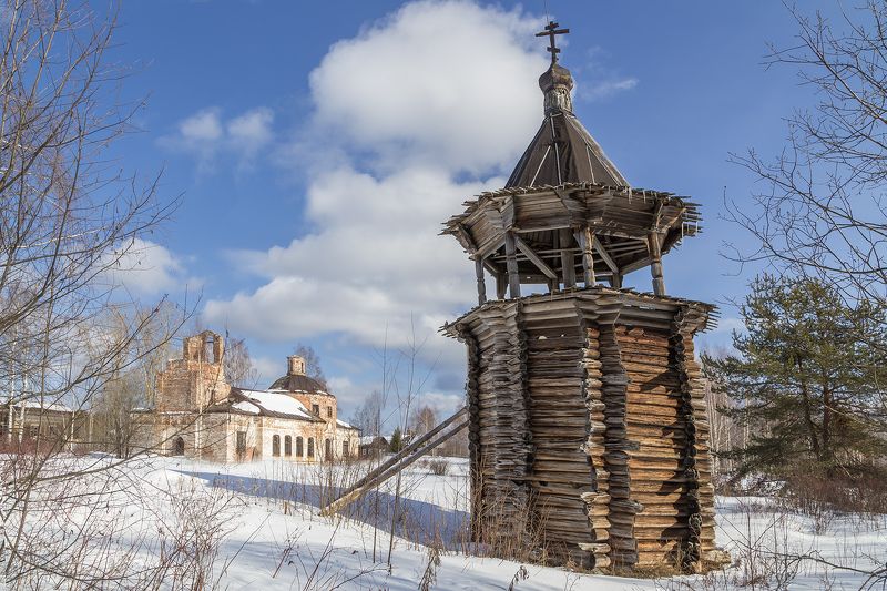колокольня, история, церковь, старость Уходящая под землю. фото превью