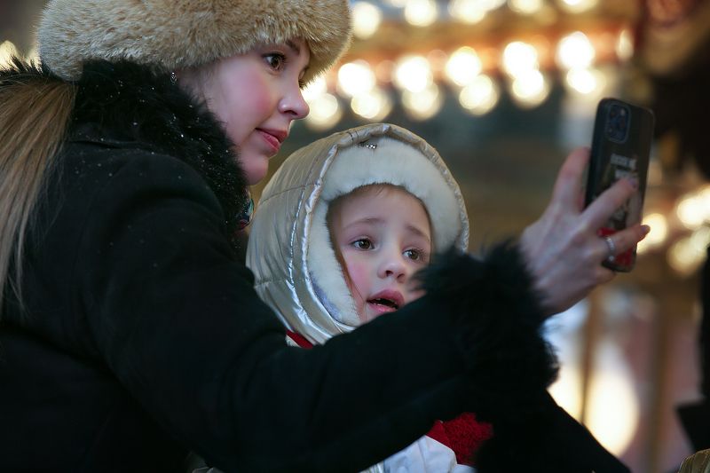 зима, дети, уличное фото, уличный портрет,  рождество, семья; уличный детский портрет Рождественский Город фото превью