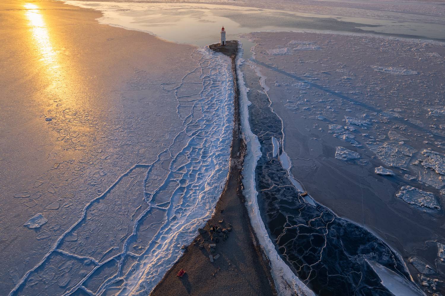 владивосток, приморье, маяк, маяки россии, маяки приморья, токаревский маяк, токаревская кошка, маяк токаревского, пейзаж, зимний пейзаж, море, рассвет, Антон Блохин