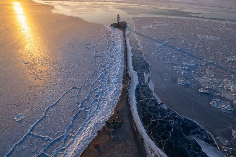 владивосток, приморье, маяк, маяки россии, маяки приморья, токаревский маяк, токаревская кошка, маяк токаревского, пейзаж, зимний пейзаж, море, рассвет Встречая рассвет фото превью