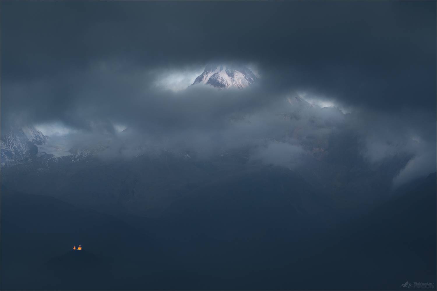 kazbegi, georgia, грузия, казбек, казбеги, степанцминда, гергети, троицкая церковь,фототур в грузию, phototravel.pro, осень в грузии, осенняя грузия, гергети, пейзажи грузии, Влад Соколовский