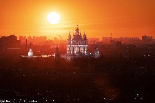 Закат за Смольным собором