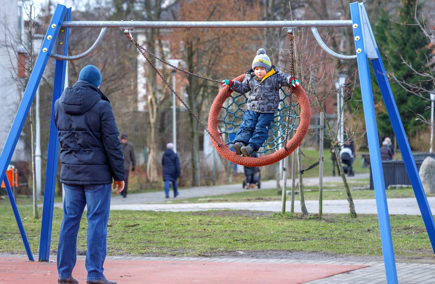 качели, город, улица, площадка, дети, кататься, Россия, Калининград, зима, фотография, Свирин Вадим, swing, city, street, playground, children, ride, Russia, Kaliningrad, winter, photograph, Vadim Svirin, Vadim Svirin