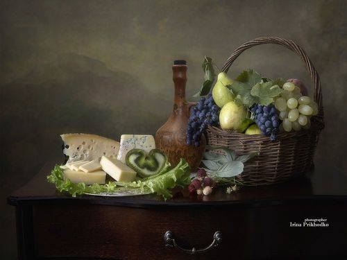 Натюрморт с сыром и фруктами