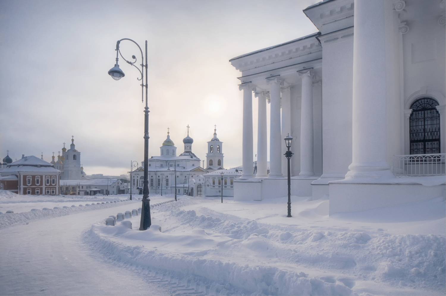 дорога фонарь колонны монастырь, Вера Петри