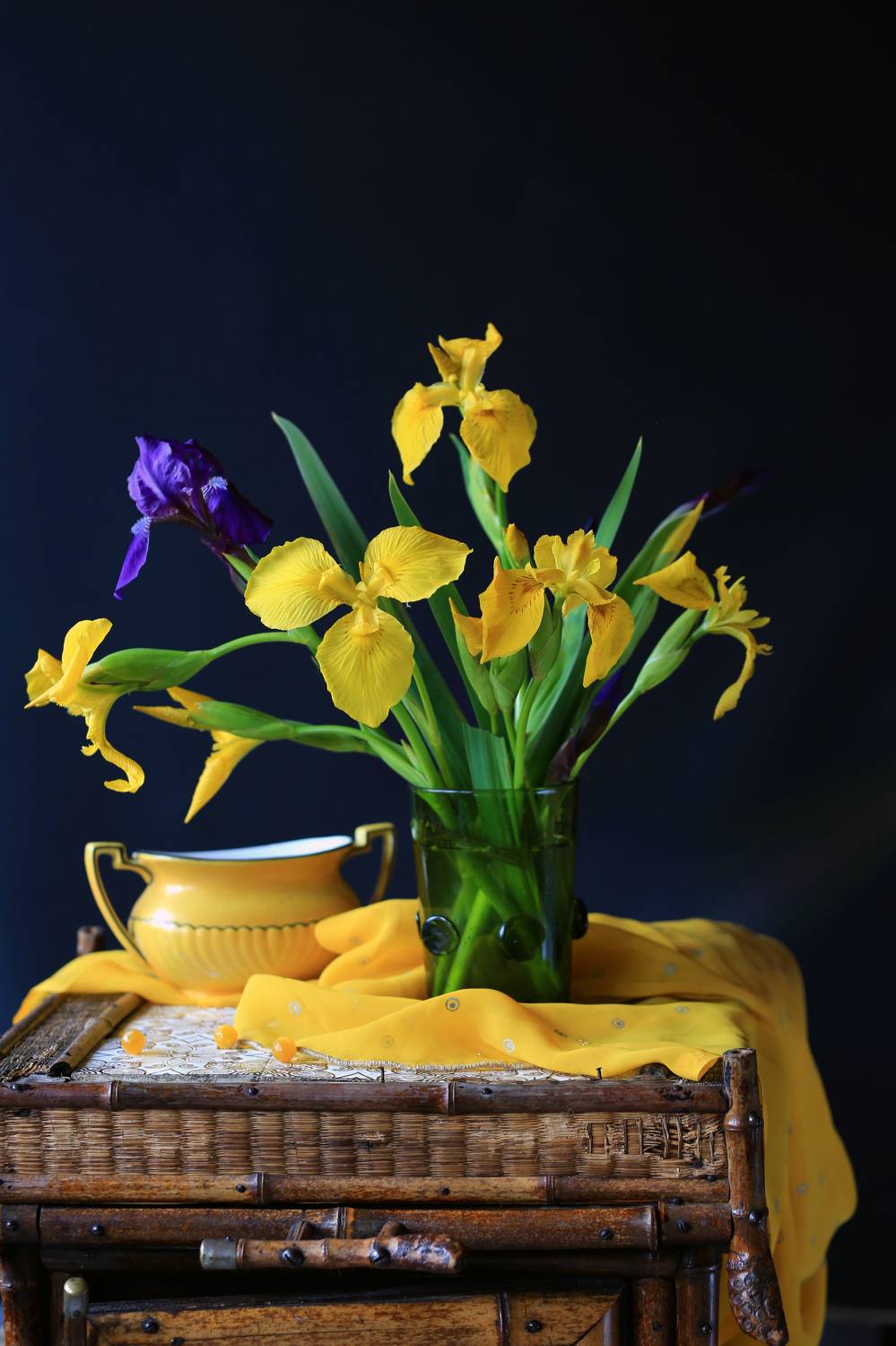 Ирисы желтый цвет натюрморт stilllife canon винтаж, Alena Gershfeld