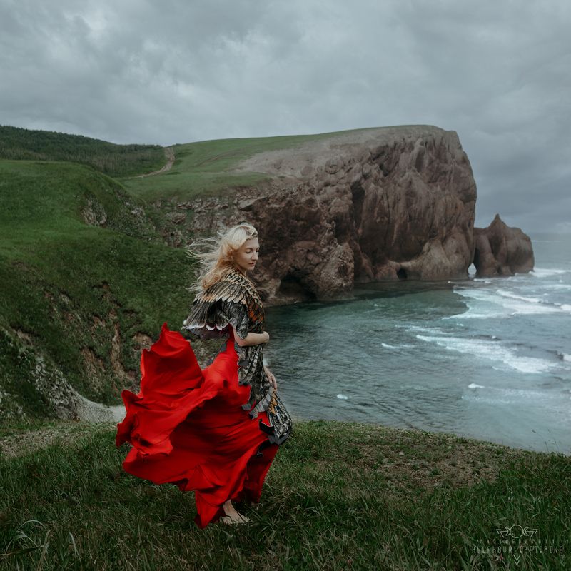 море, скалы, красное, девушка, мыс, приморье, ветер   фото превью