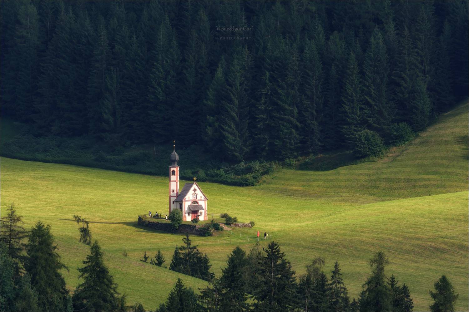 доломитовые альпы,santa maddalena,деревня,val di funes,лето,odle,италия,alps,ranui,san giovanni,церквушка,hills, Гори Василий
