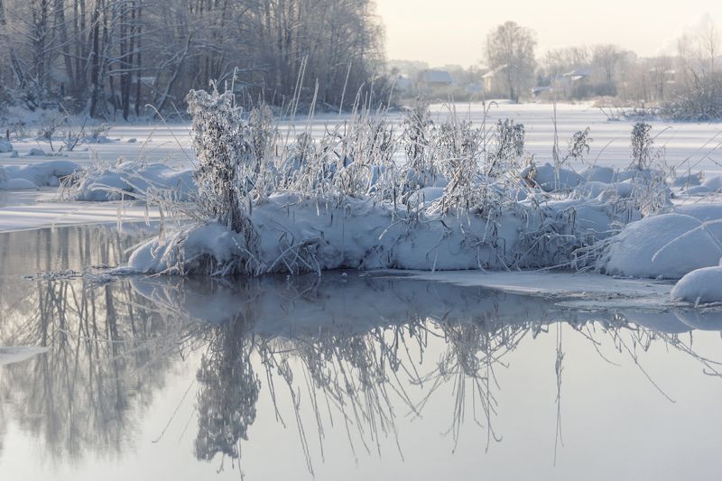 тишина, вечер, открытая вода На берегу очень тихой реки фото превью
