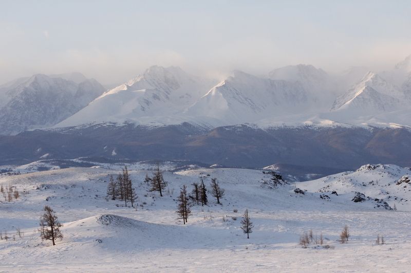 алтай, солнце, горы, степь, пейзаж, россия, красота, перспектива, тени, дымка, снег, зима Встречаем солнце фото превью