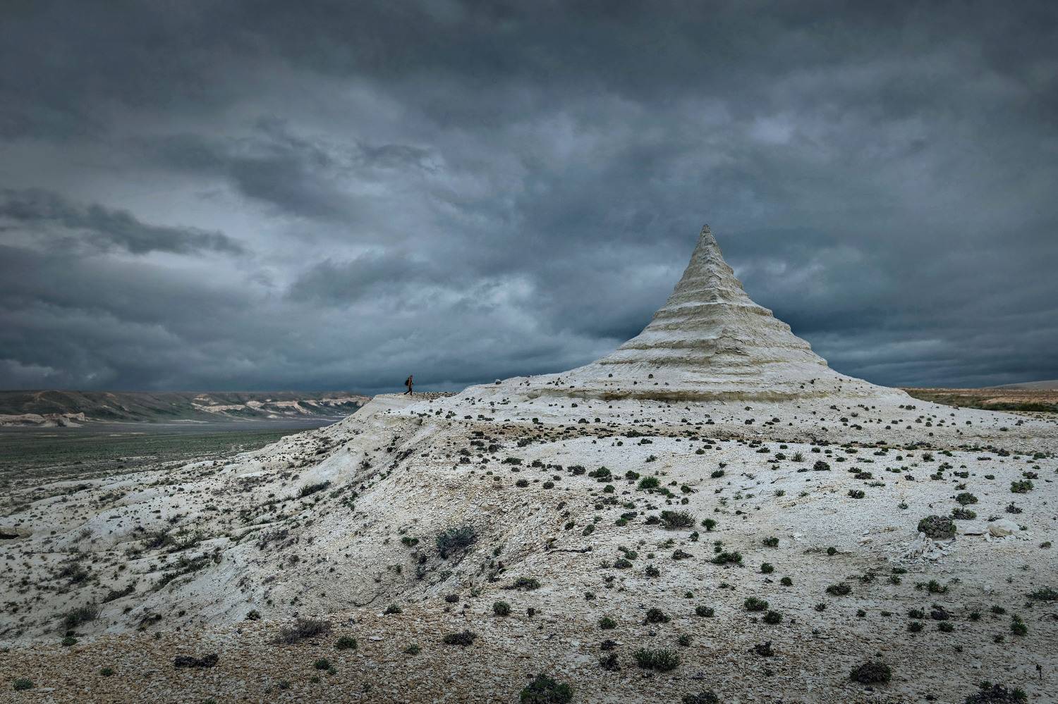 западный казахстан, мангистау, актолагай, останец пирамида, порода, тучи, ненастье, Кетова Вера