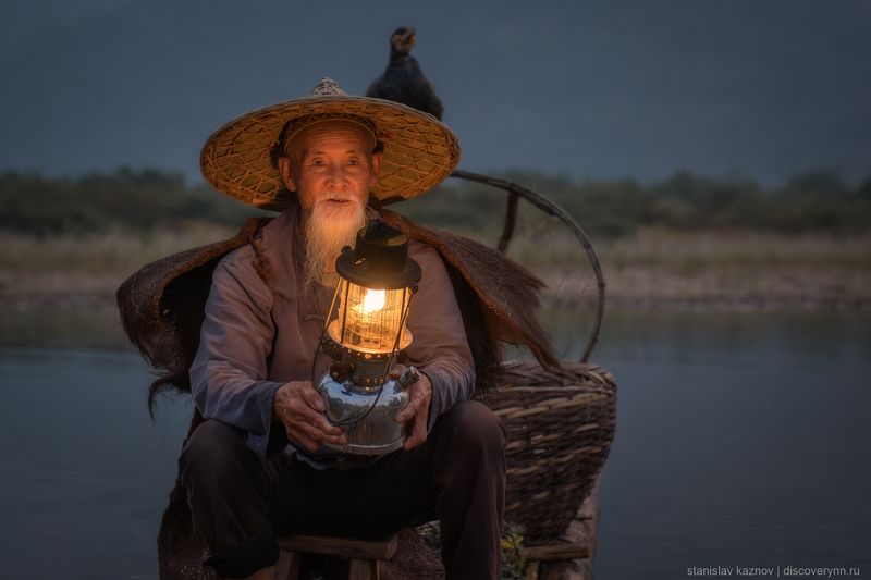 китай Рыбак с бакланами на реке Ли (Китай) фото превью