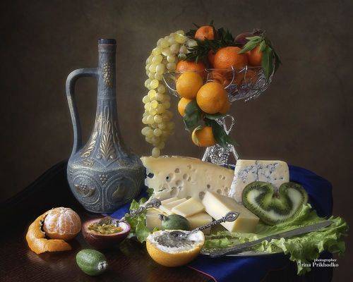 Натюрморт с сыром и фруктами