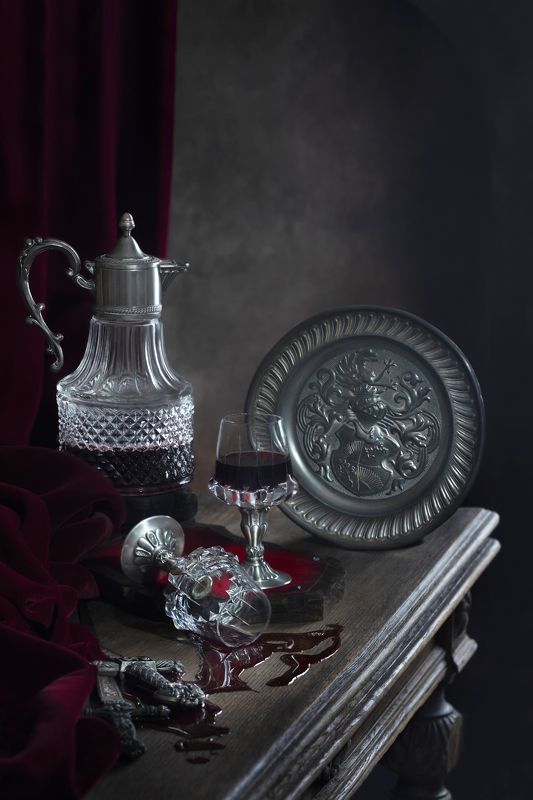 вино, бокал, оружие, клинок, олово, фужер, декантер, кубок, средневековье, натюрморт, алкоголь, напиток, красное, разлить, битва, после битвы, Вино разлито на столе и брошенный бокал... фото превью