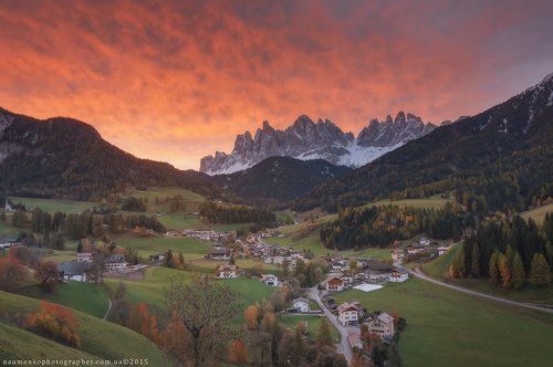 Италия. Рассвет в деревне Santa Maddalena.