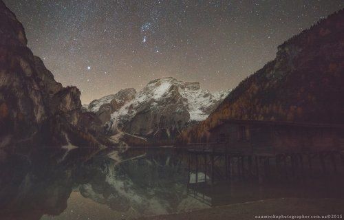 Италия. Звездная ночь на озере Braies.