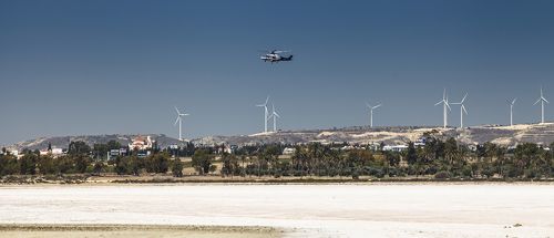 Вертолет над соленым озером в Ларнаке