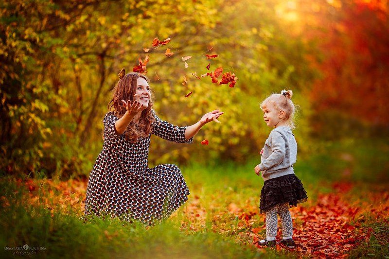 семья, мама, дочка, осень, листопад Осенние игры фото превью