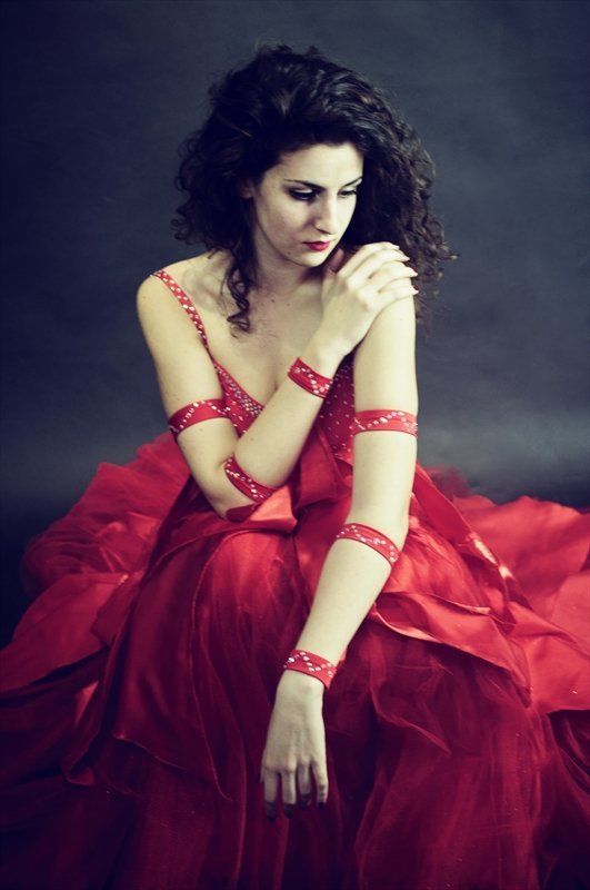 Woman in red фото превью