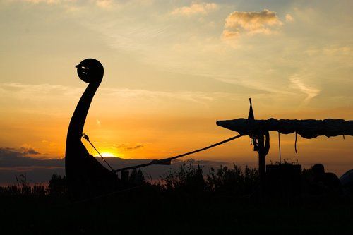 Ладья на фоне заката.