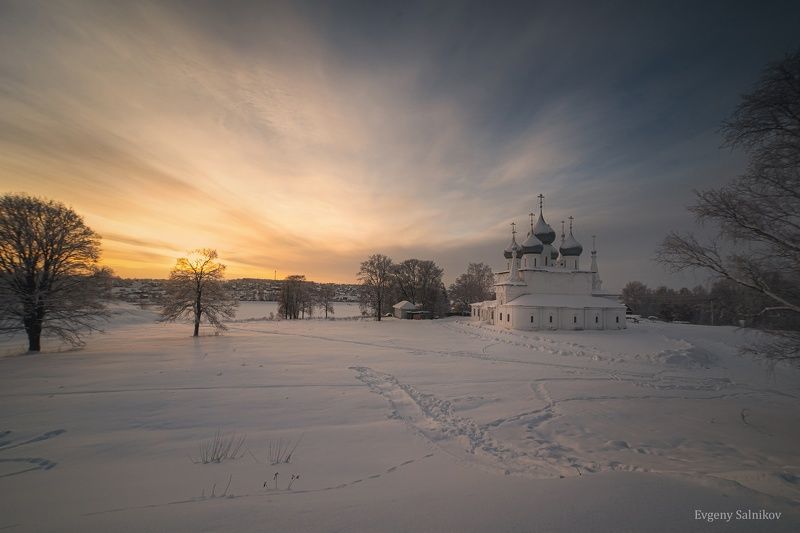 Живописный закат на насыпных валах фото превью