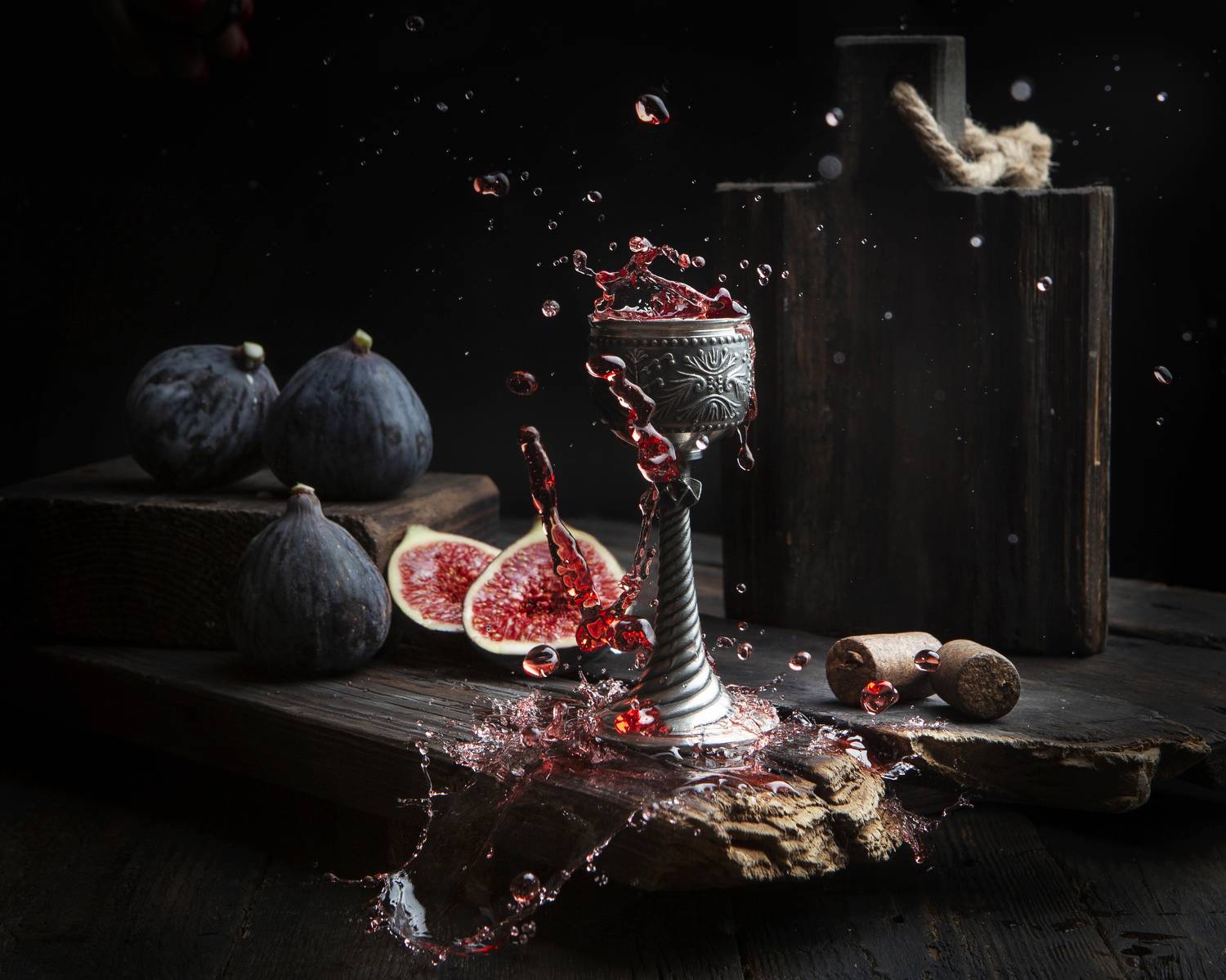 инжир, вино, алкоголь, красное, посуда, оловянный, доска, натюрморт, темный, фон, стол, постановка, брызги,напиток, капли, Kostomarova Alla
