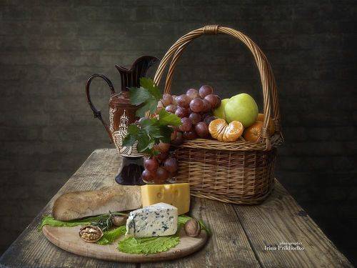 Натюрморт с сыром и фруктами