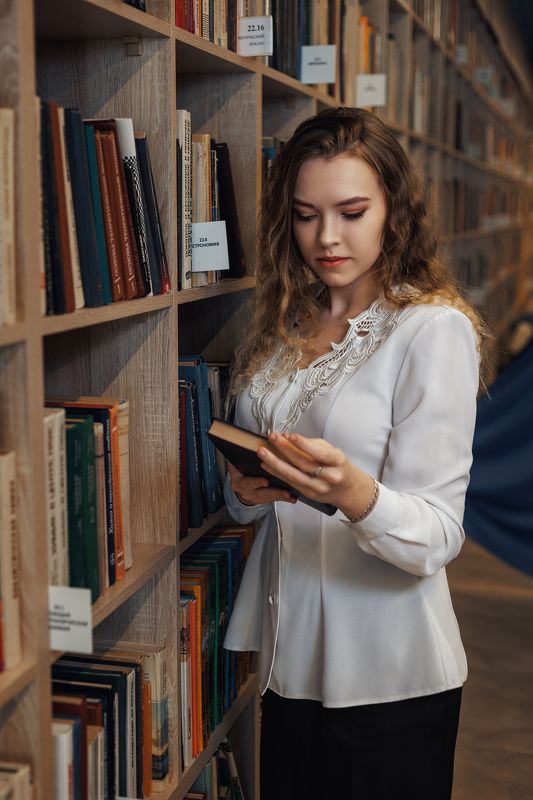 Портрет В библиотеке фото превью