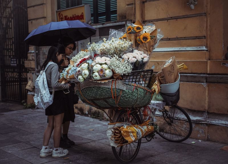 Девочки и цветы фото превью