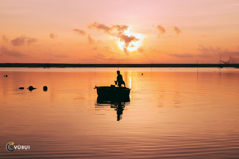 dawn, the man, river, collect fish, Vietnam make a living at dawn фото превью
