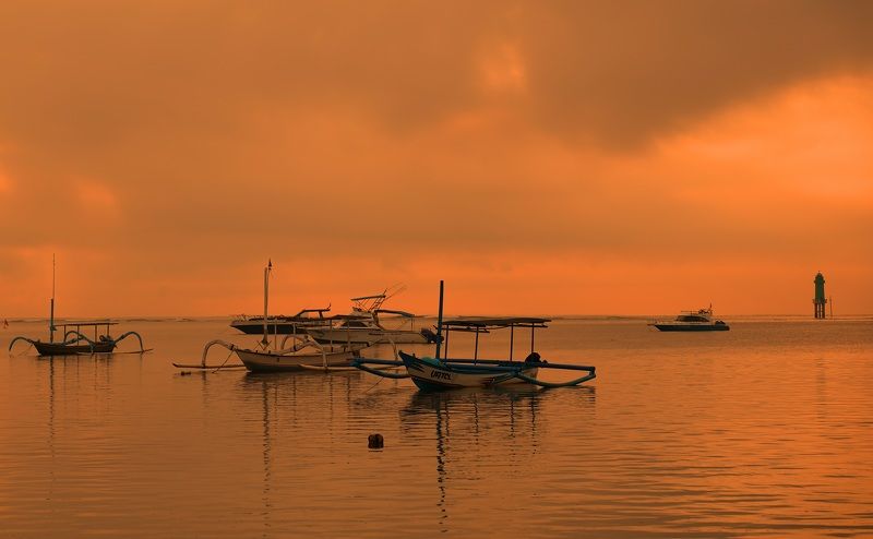 dawn, sunrise, shore, sea, ocean, sky, horizon, boat, color, light, reflection, landscape, nature, morning, bright, jukung A gloomy orange morning фото превью