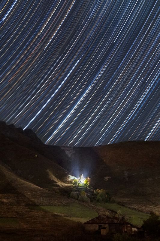 Течение ночи над древней башней фото превью