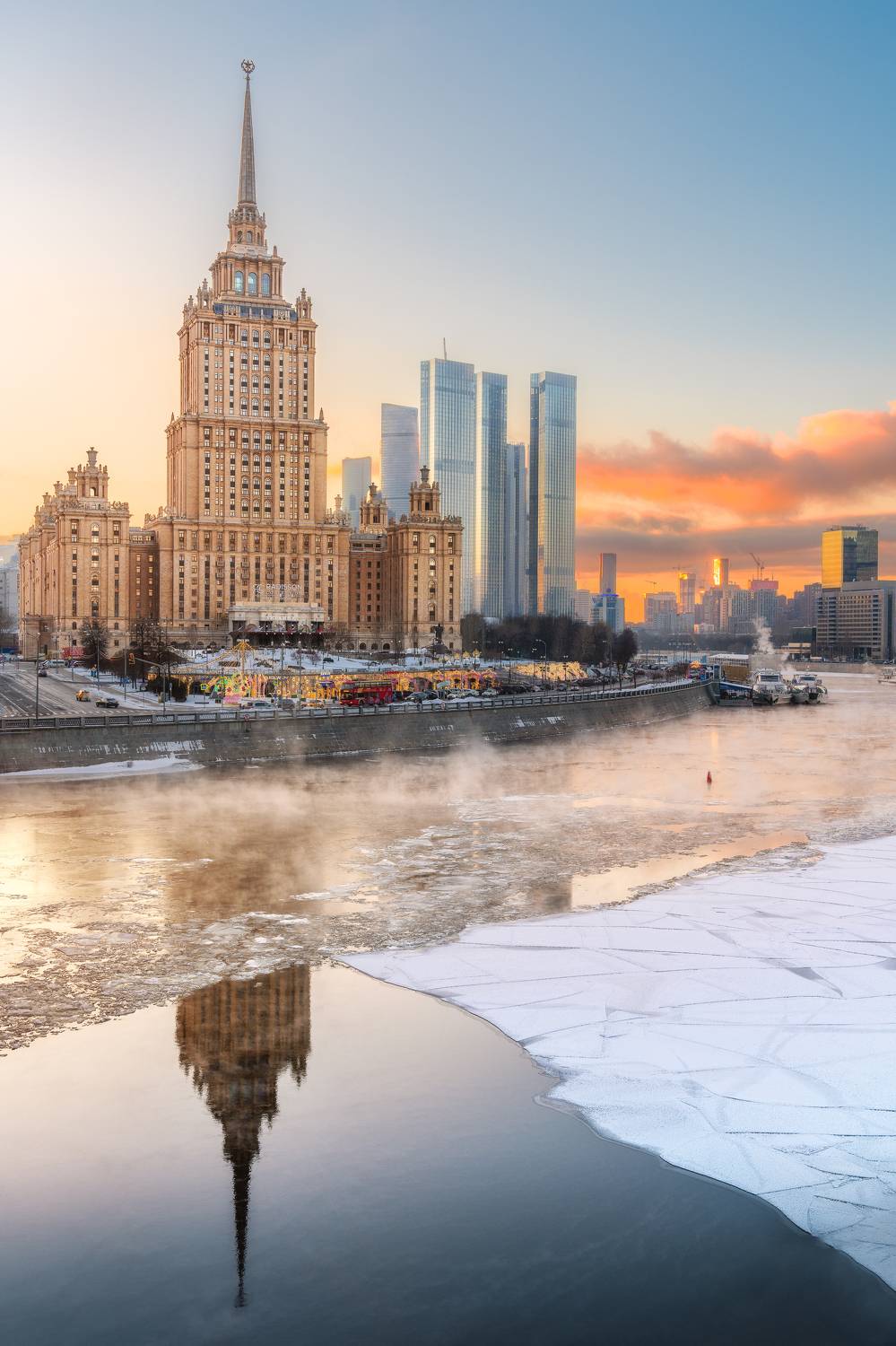 москва, закат, гостиница украина, radisson, набережная, москва река, сити, на закате, мороз, лед, город, пар, Садов Сергей
