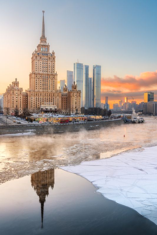 москва, закат, гостиница украина, radisson, набережная, москва река, сити, на закате, мороз, лед, город, пар  фото превью