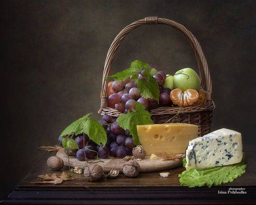 Натюрморт с сыром и фруктами