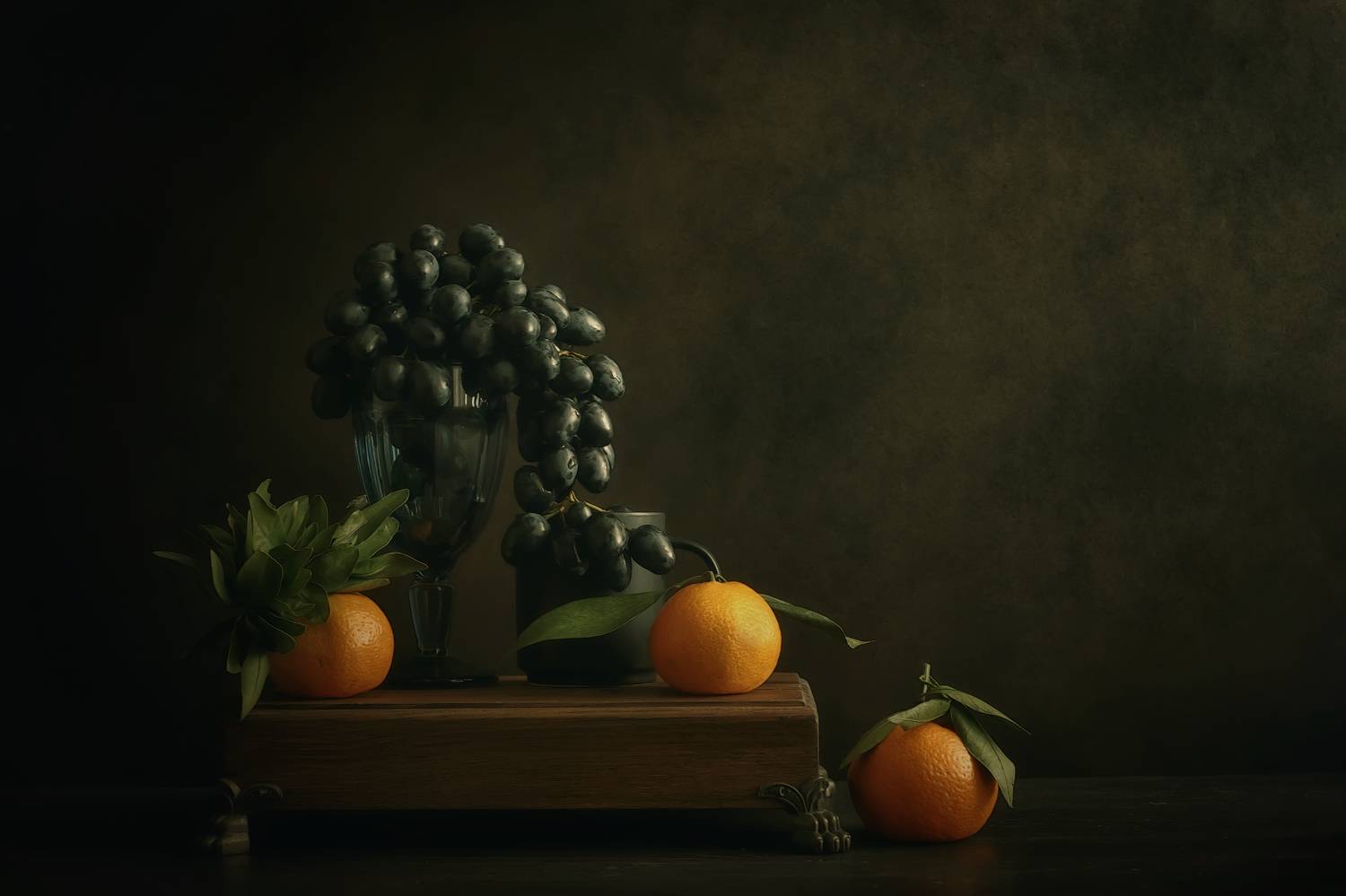 виноград, стакан, мандарины, фантазия с виноградом, ваза, натюрморт, чашка, поднос, черно белое, оранжевый, grapes, glass, tangerines, fantasy with grapes, vase, still life, cup, tray, black and white, orange, Стасов Виталий