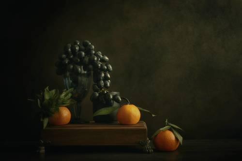 Виноград в стакане и мандарины