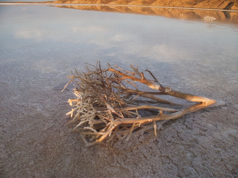 Цвета и узоры соляного озера фото превью