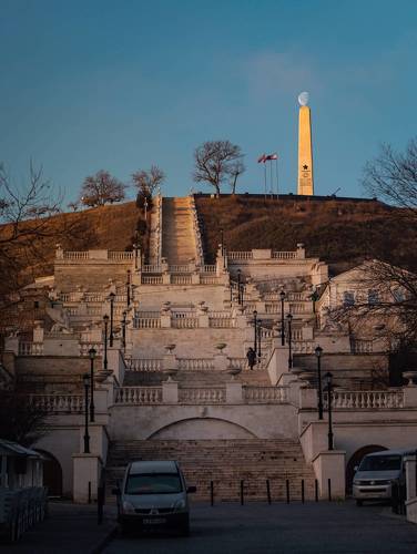 К высотам венчающей подвиг луны.