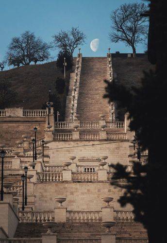 К триумфу февральской луны.