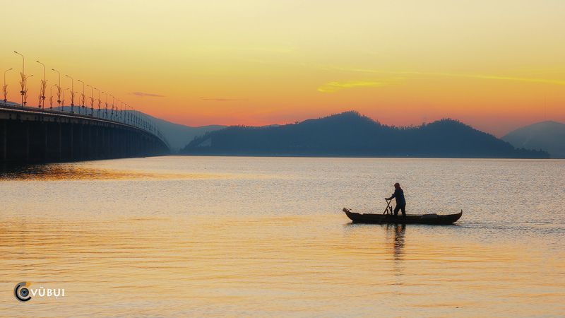Thi Nai lagoon, Vietnam, boatman, small boat, calm water, sunrise Loneliness before dawn фото превью