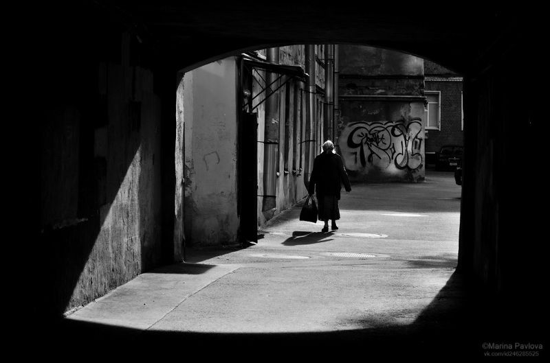 город, санкт - петербург, стрит фото, уличная фотография, чёрно-белое фото, люди, двор, свет, тени Дорога домой... Маршрут Ленинград - Петербург фото превью