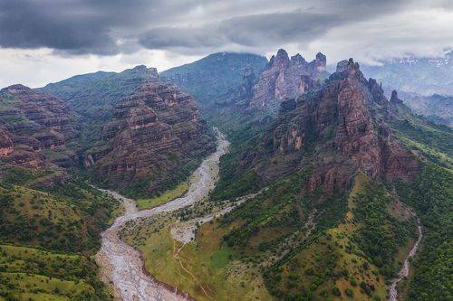 Памир, Чилдухтарон