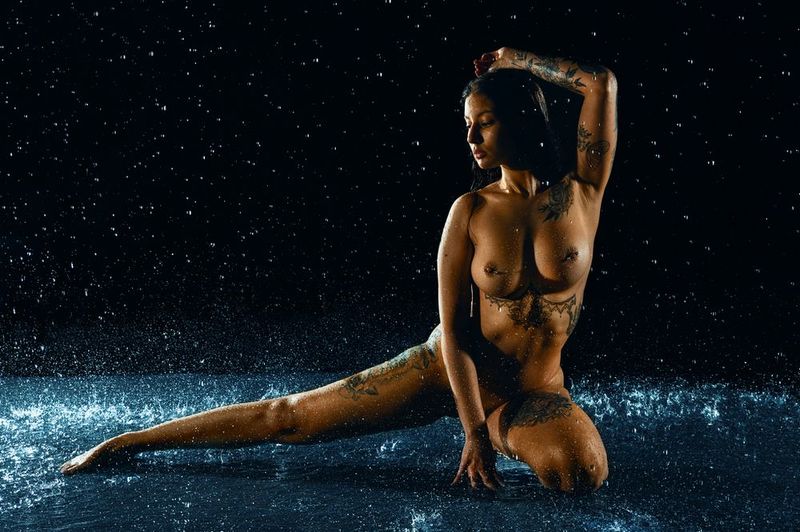 tattoo model, woman, sexy, water, rain, rain drops, water drops, studio, sexy, nudes, girl, woman, fitness model, night Tattoo model rain shoot фото превью