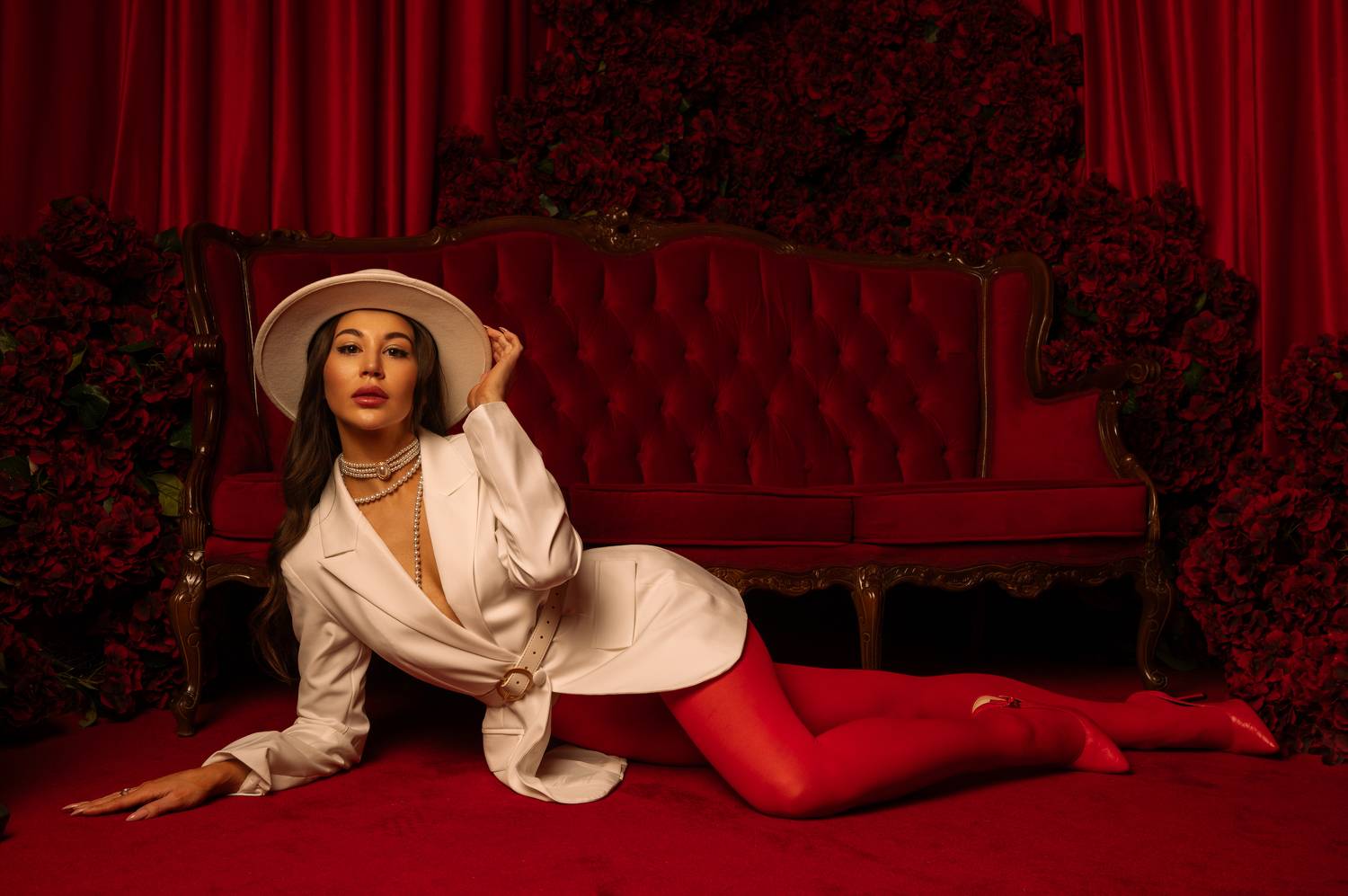 woman, brunette,  glamour, red, flowers, Лео Шумов